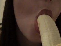 Бананы бывают у неё в пизде значительно чаще чем во рту